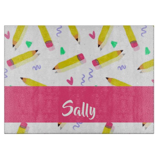 Gele potloden en schubbels op wit snijplank (Voorkant)