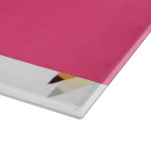 Gele potloden en schubbels op wit snijplank (Hoek)