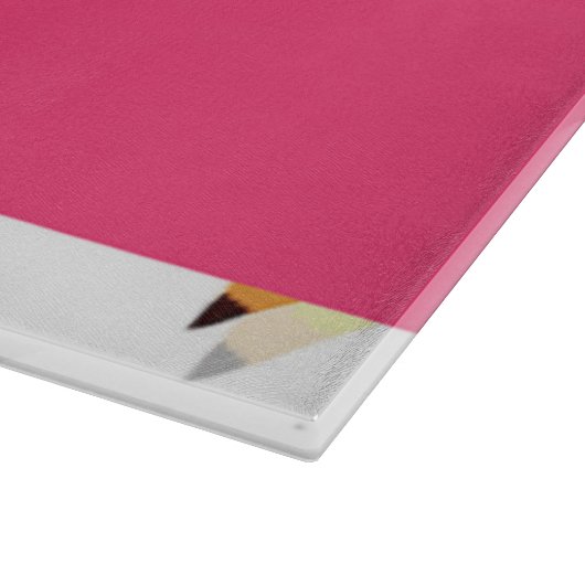 Gele potloden en schubbels op wit snijplank (Hoek)