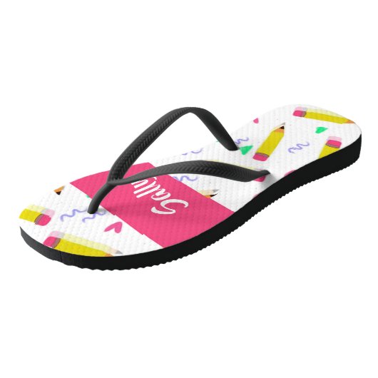 Gele potloden en schubbels op wit teenslippers (Schuin)