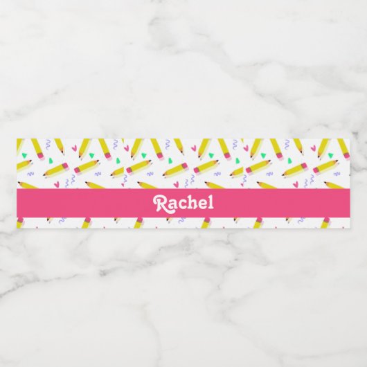 Gele potloden en schubbels op wit waterfles etiket (Enkel label)