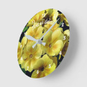 Gele Primrose Spring Flowers gepersonaliseerd Ronde Klok (Hoek)