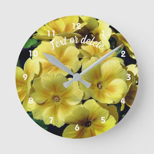 Gele Primrose Spring Flowers gepersonaliseerd Ronde Klok (Voorkant)