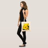 Gele primula in lente floraal tote bag (Voorkant (model))