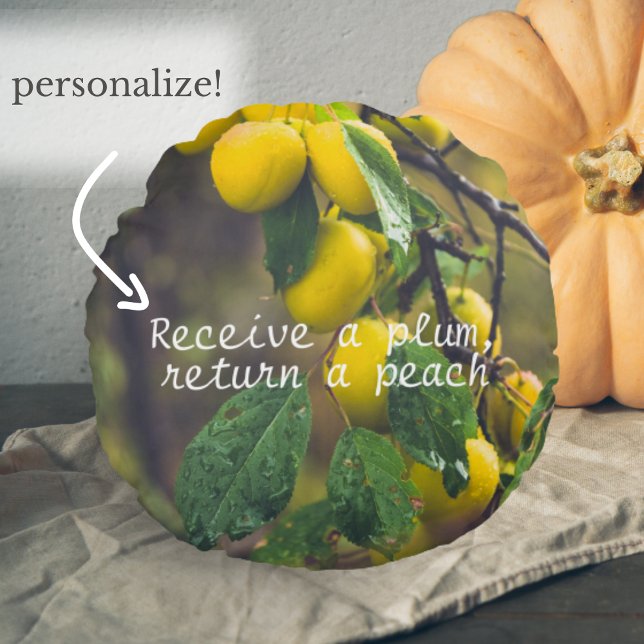 Gele pruimen na regen rond kussen (Creator heeft geüpload)