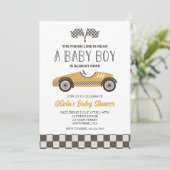 Gele raceautobaby shower kaart (Staand voorkant)