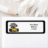 Gele rasauto met gecheckte vlag etiket (Insitu)