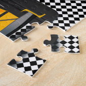 Gele rasauto met gecheckte vlag Jigzaag Puzzle Legpuzzel (Zijkant)