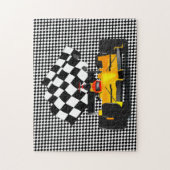 Gele rasauto met gecheckte vlag Jigzaag Puzzle Legpuzzel (Verticaal)