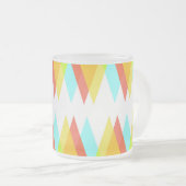 Gele, rode en kadetblauwe driehoeken matglas koffiemok (Voorkant rechts)