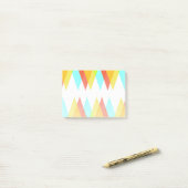 Gele, rode en kadetblauwe driehoeken post-it® notes (Op bureau)