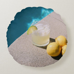 Gele ronde vruchten op grijze tafel rond kussen