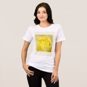 Gele Roos Close-up Tri-Blend Shirt (Voorkant volledig)
