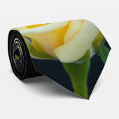 Gele roos op de zwarte achtergrond stropdas (Opgerold)