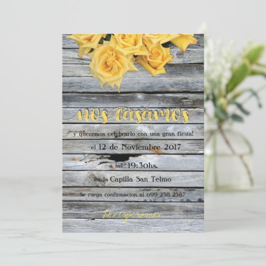 Gele roos over houten achtergrond in het Spaans Kaart (Staand voorkant)