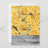 Gele roos over houten achtergrond in het Spaans Kaart (Achterkant)