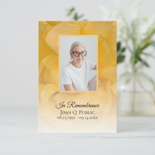 Gele Rose Bloemblaadjes Begrafenissympathie Bedankkaart (Staand voorkant)
