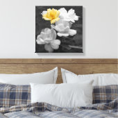 Gele Rose Cluster Gedeeltelijke kleur Canvas Afdruk (Insitu (Slaapkamer))