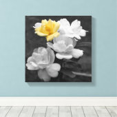 Gele Rose Cluster Gedeeltelijke kleur Canvas Afdruk (Insitu (Houten vloer))