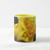 Gele Rose in de Mok van de drank van Rain (Midden)