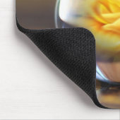 Gele Rose in een glazen bol Muismat (Hoek)