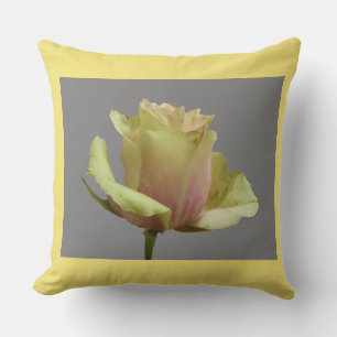 Gele Rose op Grey + Cust. Rand kleurenstraal Kussen