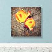 Gele rosebud bloemen op het bord canvas afdruk (Insitu (Houten vloer))