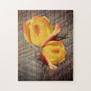 Gele rosebud bloemen op het bord legpuzzel