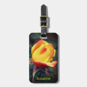 Gele rosebud met rode hoogtepunten, speciaal aange bagagelabel (Voorkant verticaal)