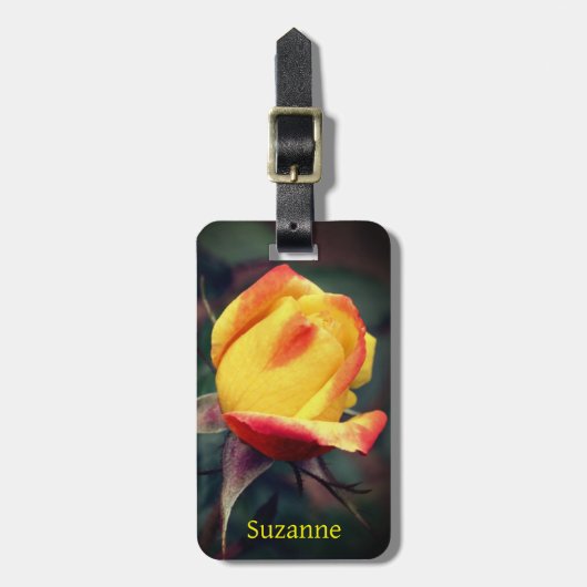 Gele rosebud met rode hoogtepunten, speciaal aange bagagelabel (Voorkant verticaal)