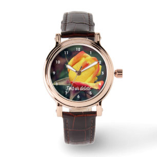 Gele rosebud met rode hoogtepunten, speciaal aange horloge
