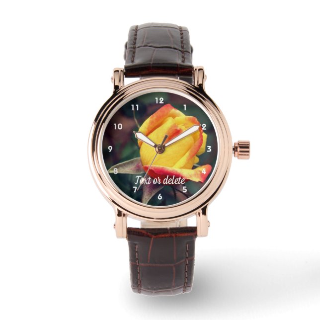 Gele rosebud met rode hoogtepunten, speciaal aange horloge (Voorkant)