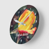 Gele rosebud met rode hoogtepunten, speciaal aange ronde klok (Hoek)