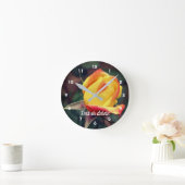 Gele rosebud met rode hoogtepunten, speciaal aange ronde klok (Huis)