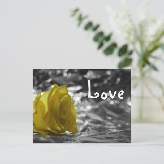 Gele roze op linkerzijde Zilver Achtergrond Liefde Briefkaart (Staand voorkant)