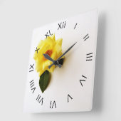 Gele roze op witte zwarte Romeinse wandklok (Hoek)