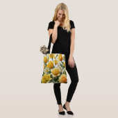Gele Rozen lelies Tote Bag (Op model)