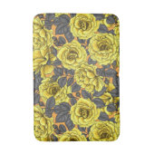 Gele rozen met grijze bladeren op sinaasappel badmat (Voorkant Verticaal)