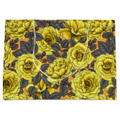 Gele rozen met grijze bladeren op sinaasappel groot cadeauzakje (Voorkant)