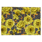 Gele rozen met grijze bladeren op sinaasappel groot cadeauzakje (Achterkant)