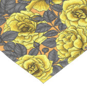 Gele rozen met grijze bladeren op sinaasappel korte tafelloper (Hoek)