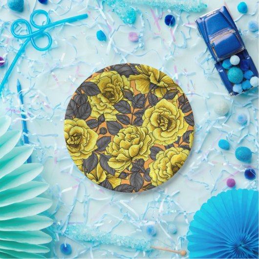 Gele rozen met grijze bladeren op sinaasappel papieren bordje (Feest)