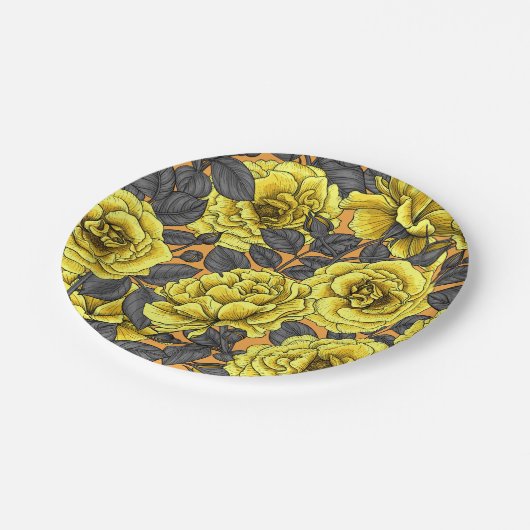 Gele rozen met grijze bladeren op sinaasappel papieren bordje (Gekanteld)