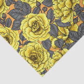 Gele rozen met grijze bladeren op sinaasappel tissuepapier (Detail)