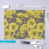 Gele rozen met grijze bladeren op sinaasappel tissuepapier (Craft)