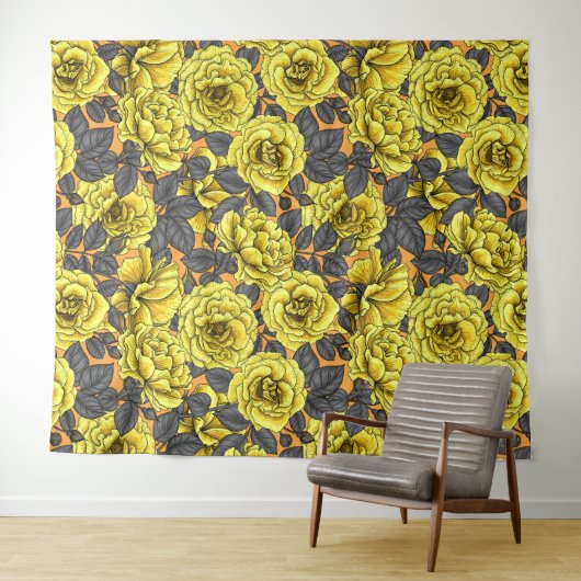 Gele rozen met grijze bladeren op sinaasappel wandkleed (In Situ (horizontaal))