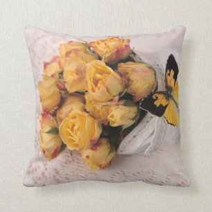 Gele rozen met vlinder kussen