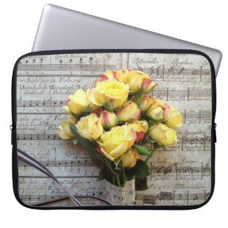 Gele rozen op de hoes van de oude muzieklaptop