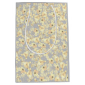  gele rozen op een zachte grijze achtergrond medium cadeauzakje (Voorkant)