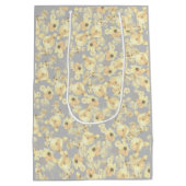 gele rozen op een zachte grijze achtergrond medium cadeauzakje (Achterkant)